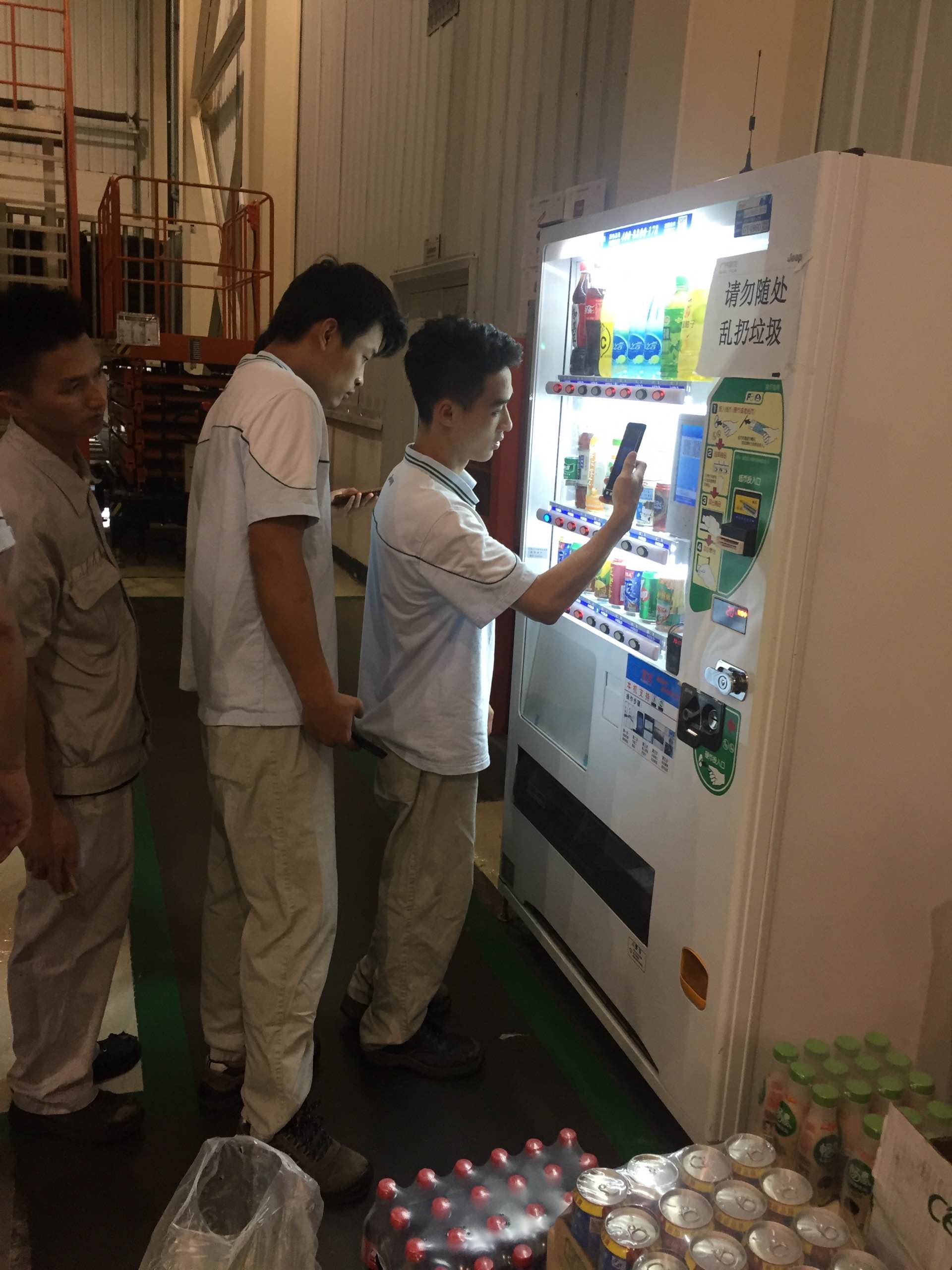 無人售貨機(jī)，自動售貨機(jī)，自助售貨機(jī)，自動販賣機(jī)，自助售賣機(jī)，富宏智能售貨機(jī)